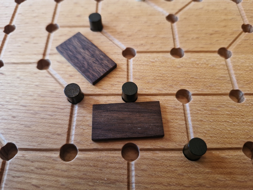 In der Folge werden Felder mit Plättchen besetzt