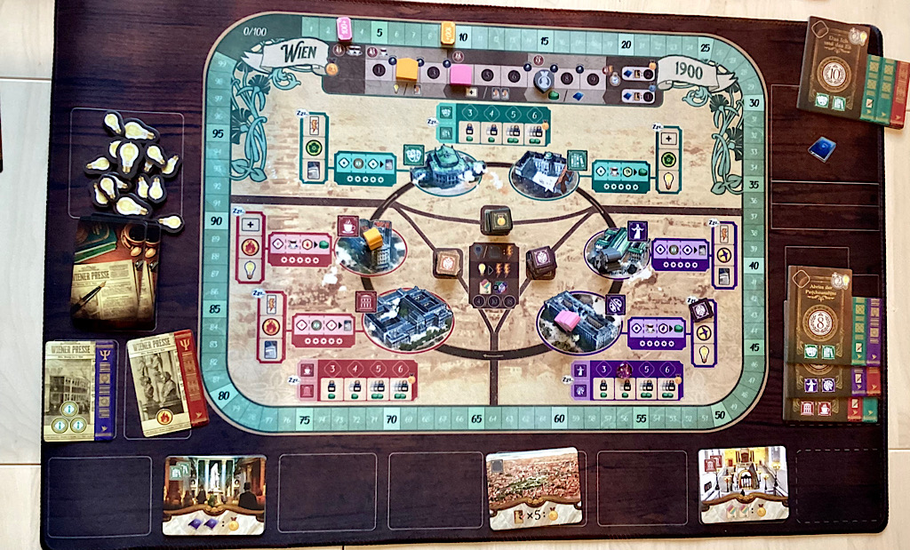 Wenn man sich in Wien mit Herrn Freud oder einem Kollegen trifft, kann das lohnenswert sein. Zu sehen ist hier die Spielmatte.
