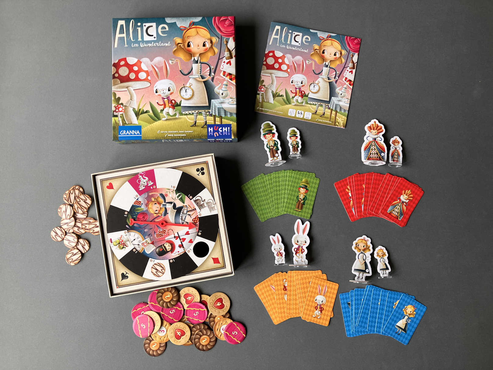 Das Spielmaterial aufgebaut auf dem Tisch