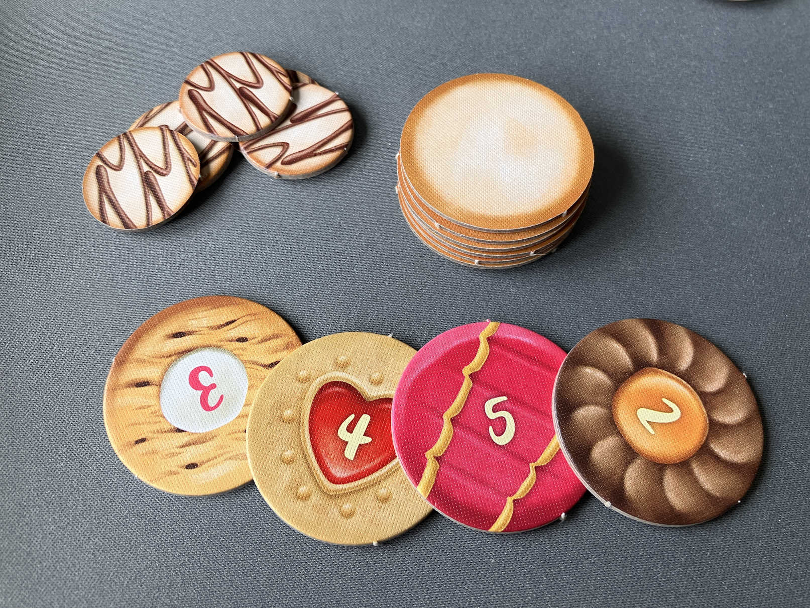 Die Kekse als Pappplättchen nebeneinander gelegt.