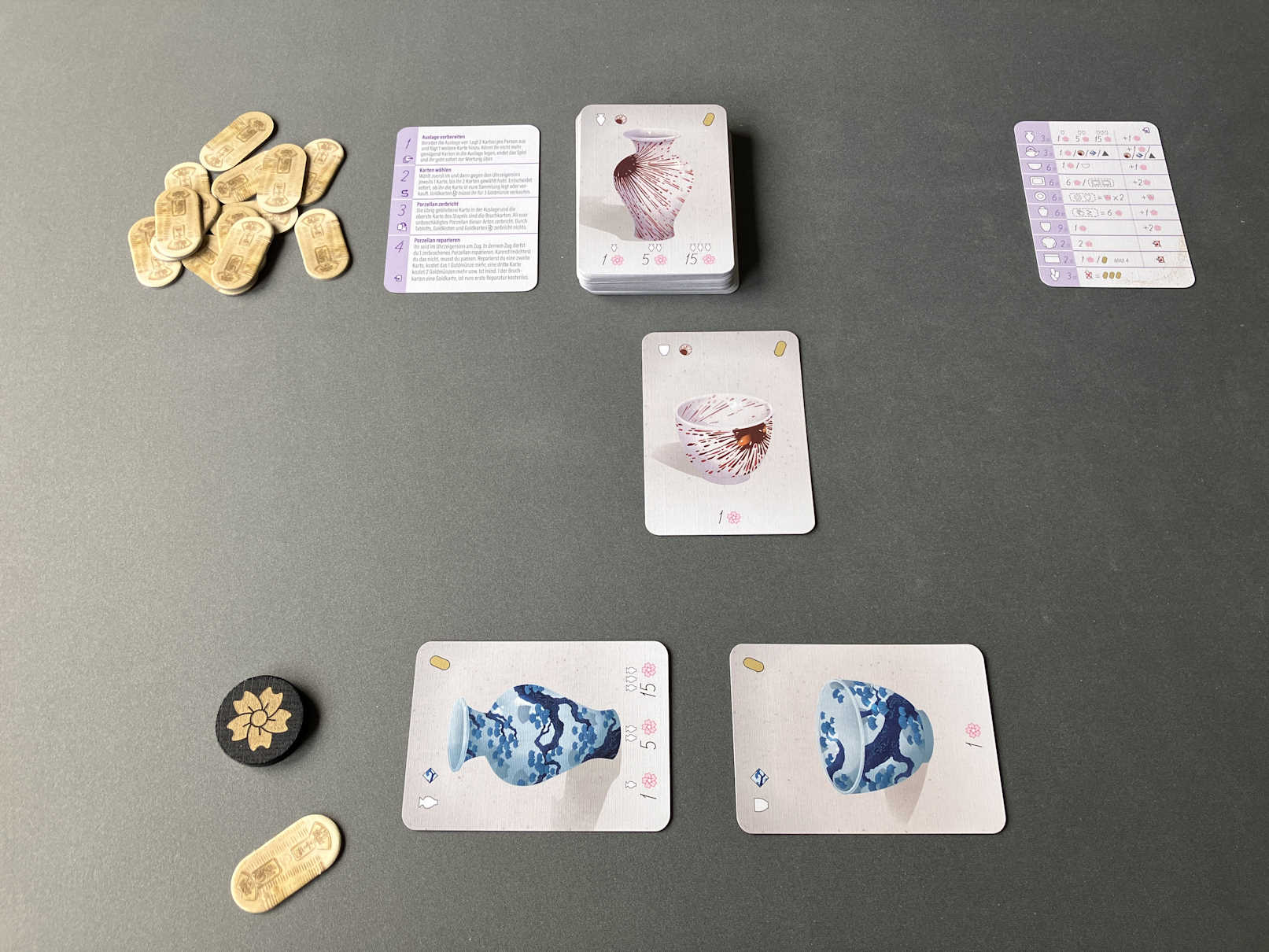 Spielszene - Karten liegen auf dem Tisch.
