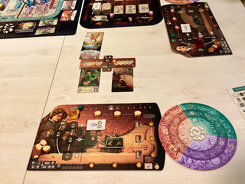 Jeder bekommt ein Spielertableau als Praxis mit Behandlungszimmer