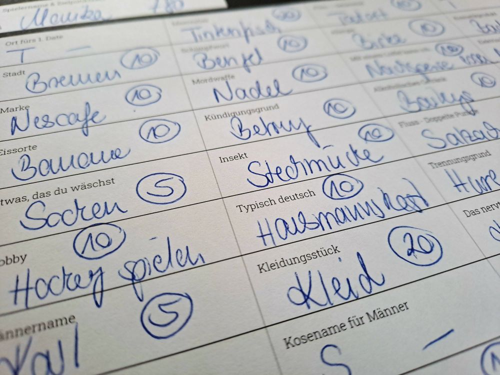 Zu sehen ist ein bereits ausgefülltes Spielblatt.