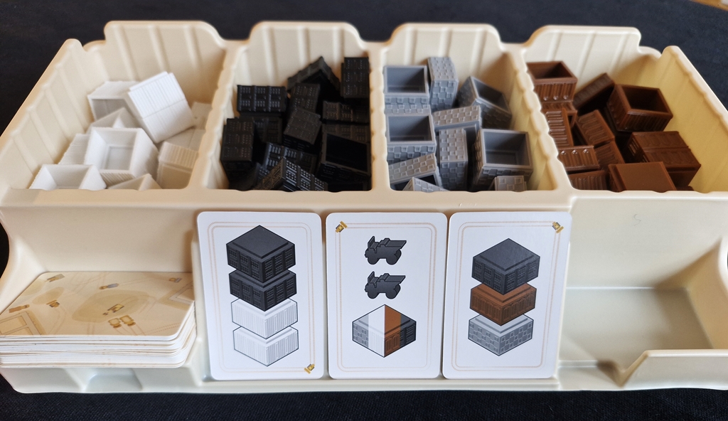 Kunststoffdisplay mit den Turmteilen und einer Kartenauslage