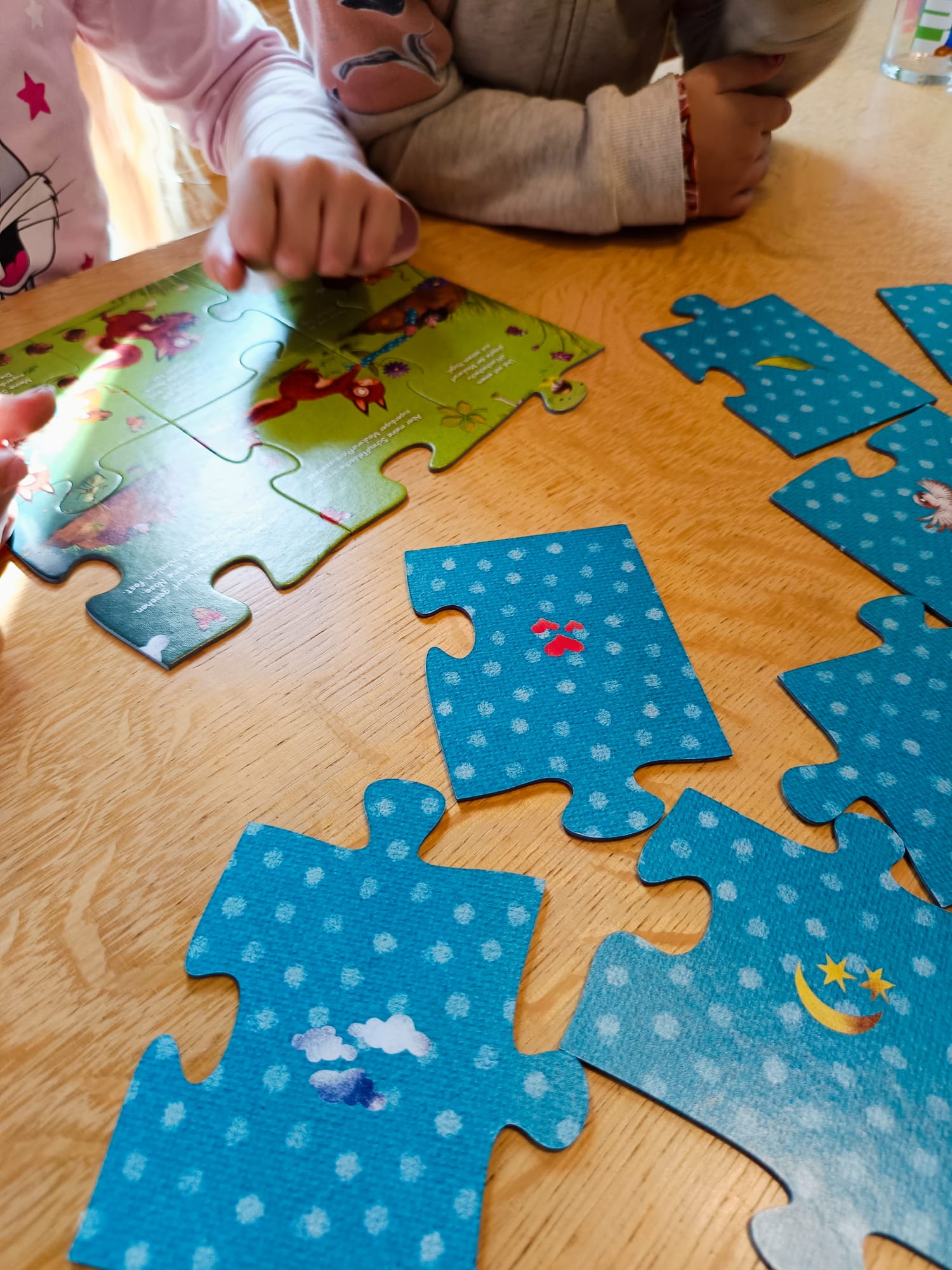 Auch zu zweit klappt das Puzzle super. 