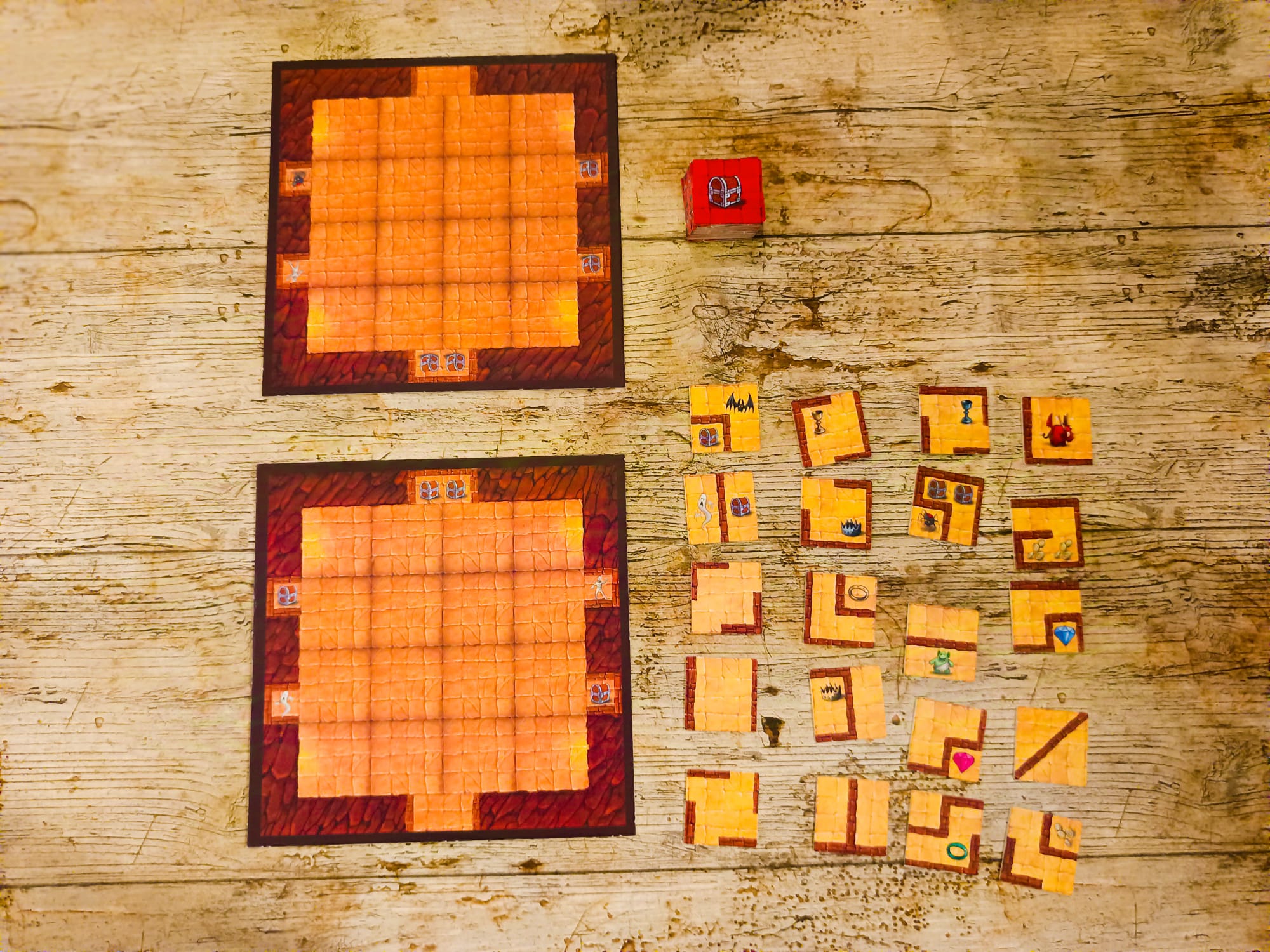 Jeder hat ein eigenes Tableau. Einer zieht ein Plättchen von einem verdeckten Stapel. 