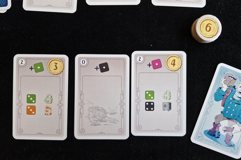 Drei erreichte Zielkarten, ein Stapel an Bonuschips, die Zahl sechs obenauf