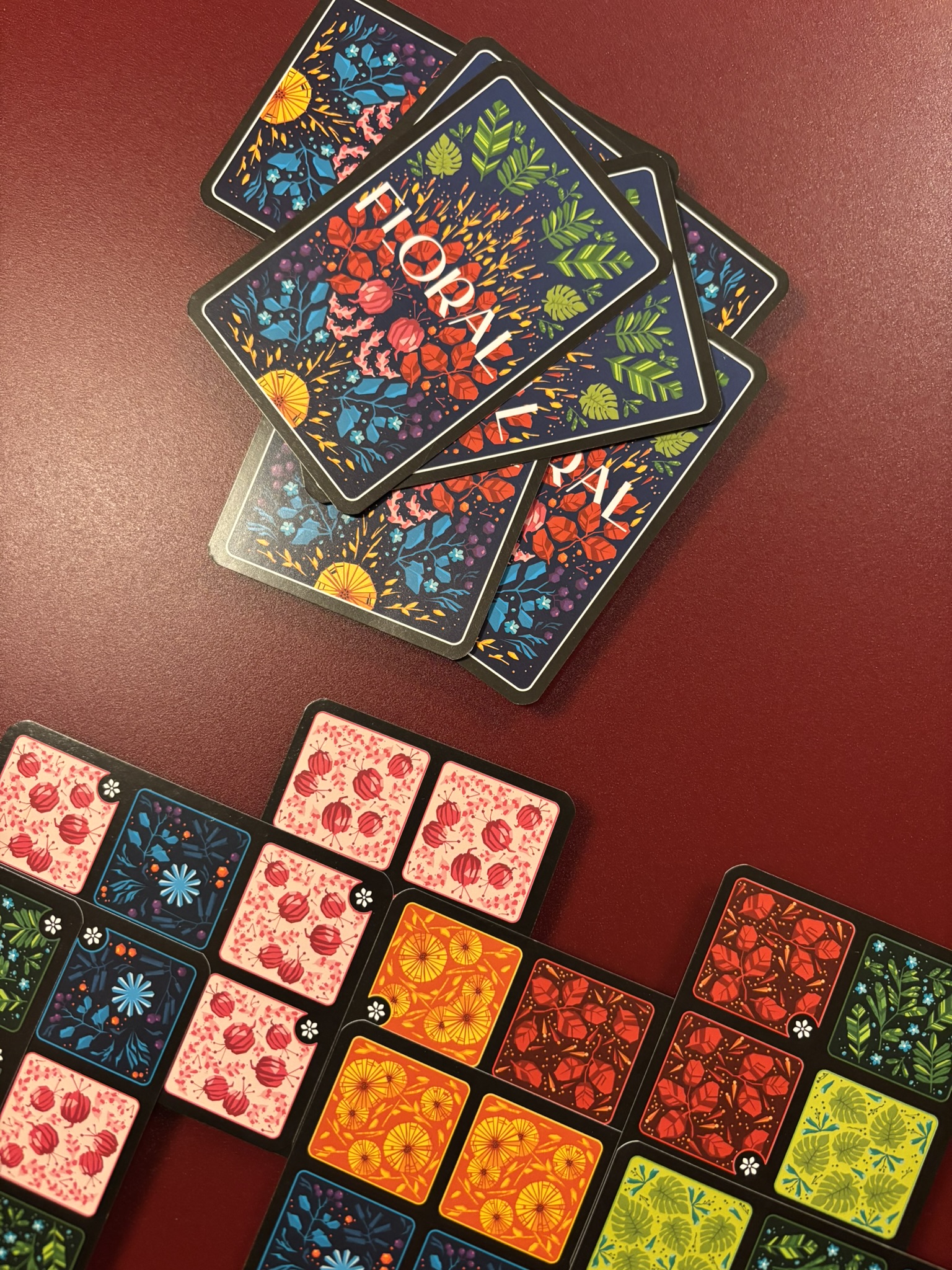 Oben im Bild ein Haufen Spielkarten, unten die Auslage.