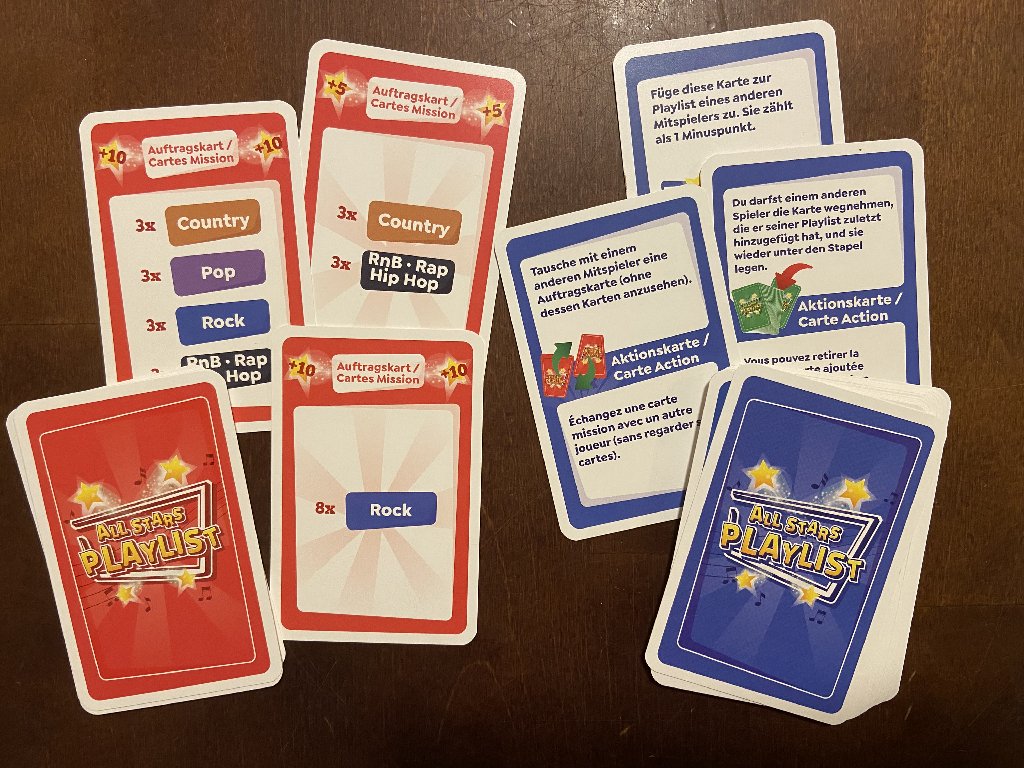 Zu sehen sind Auftrags- und Aktionskarten.