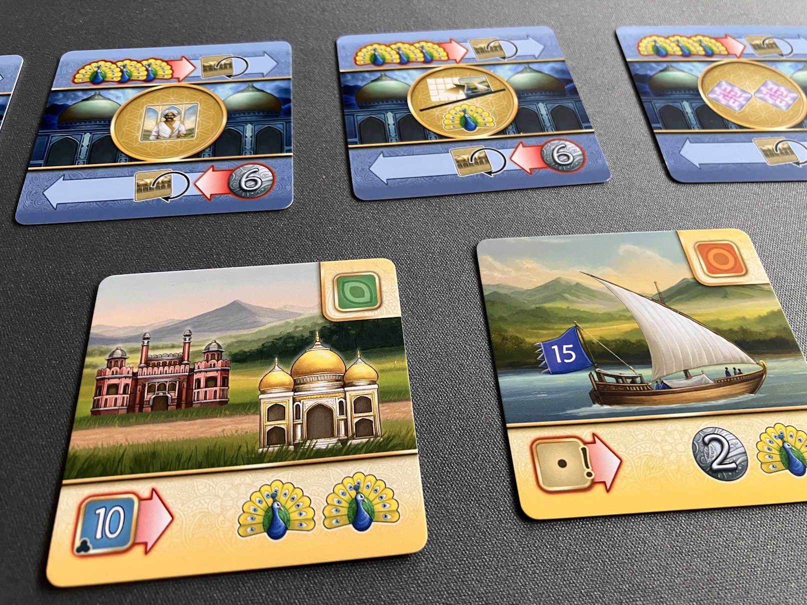 In der eigenen Auslage liegen Gebäude und Schiffe