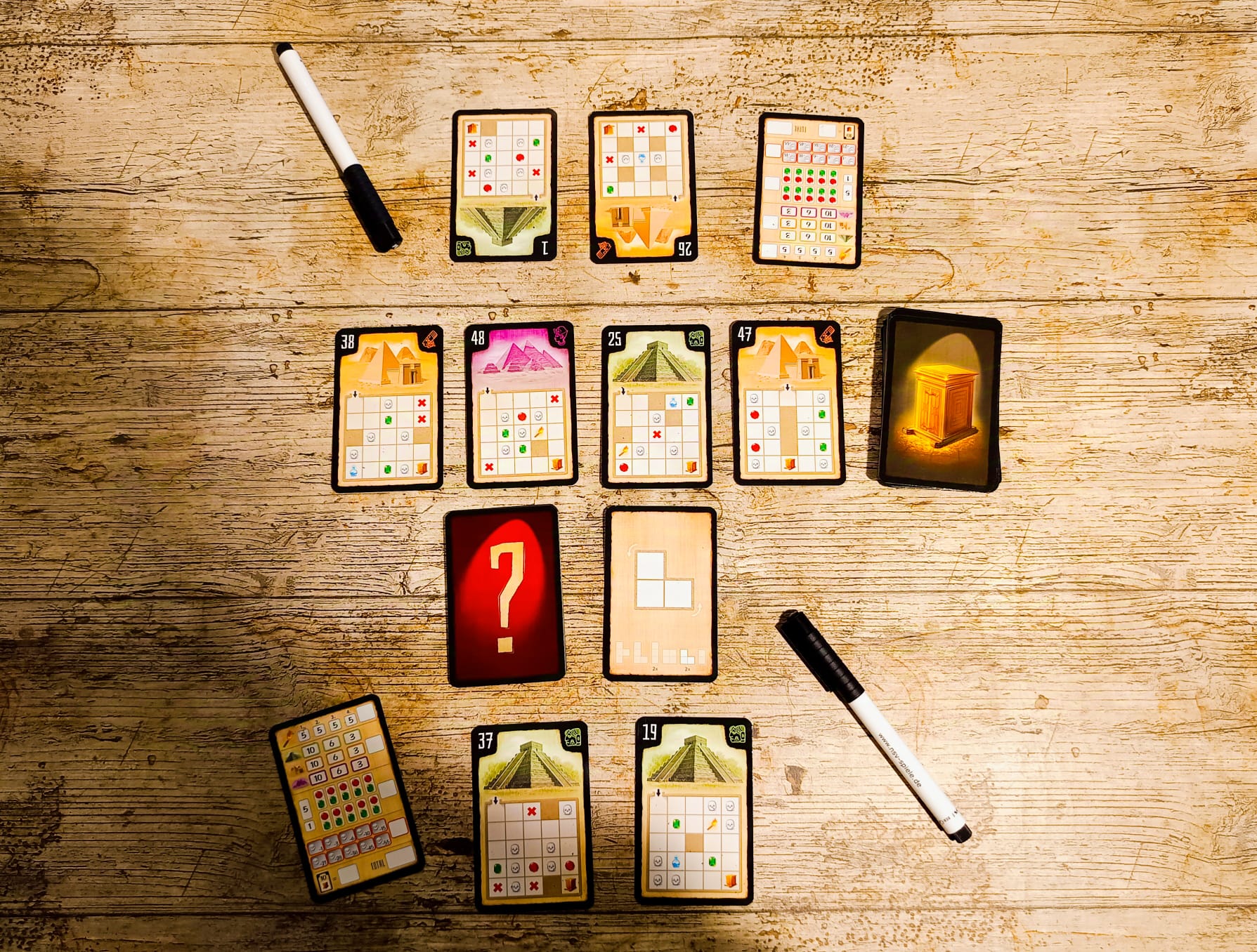 Spielaufbau für 2 Personen. Jeder hat 2 Karten vor sich liegen.