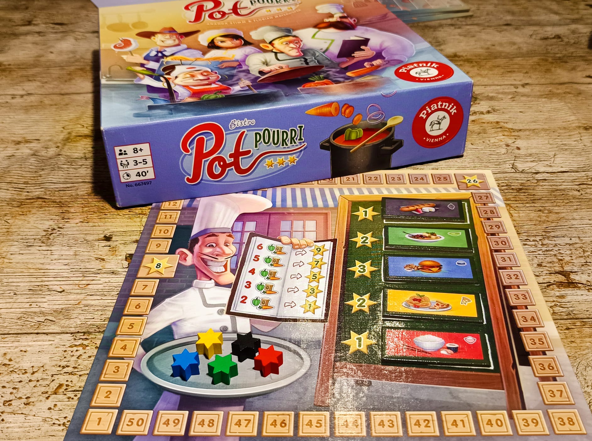 Zu Beginn liegen die Punktezähler auf einem silberenen Tablett. 