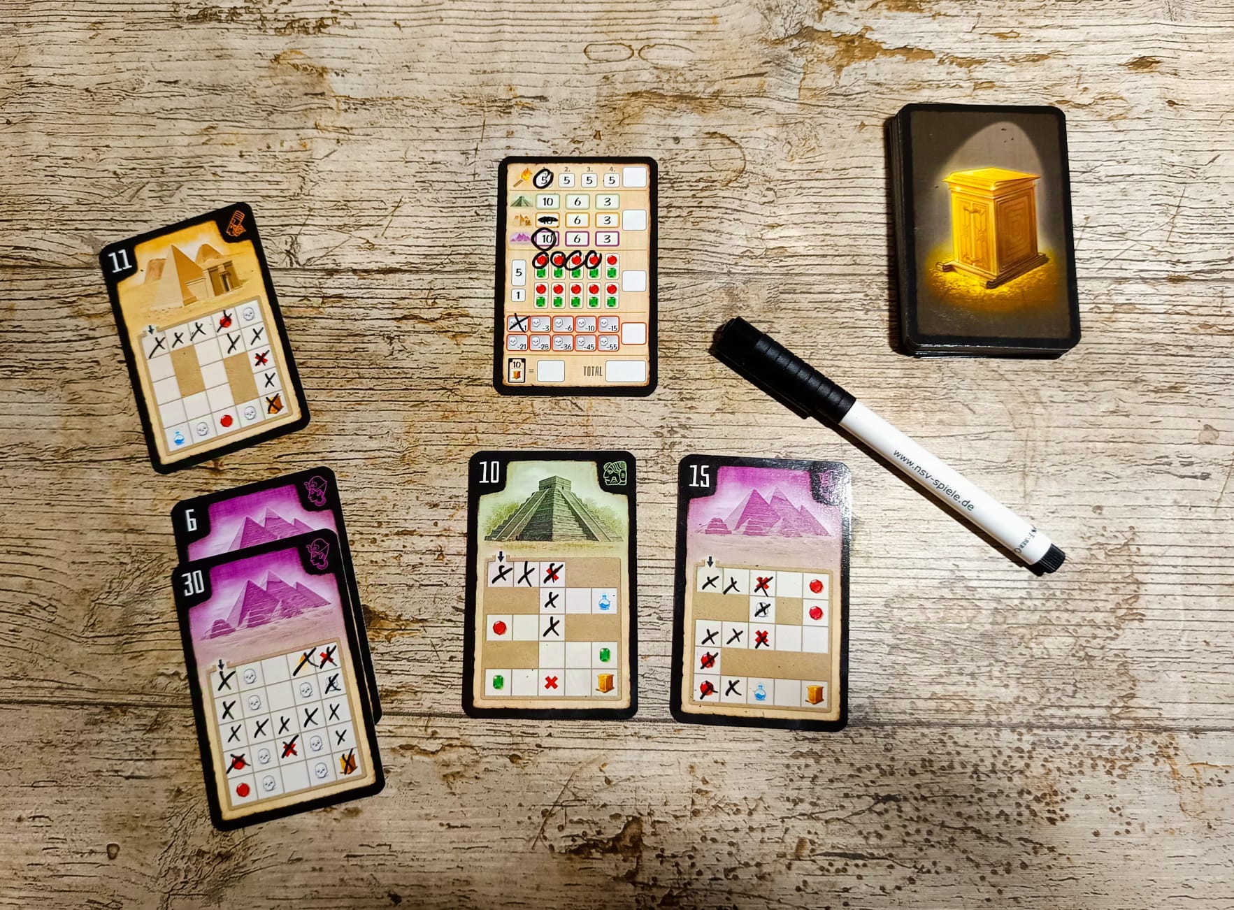 Man hat immer 2 Karten vor sich liegen.