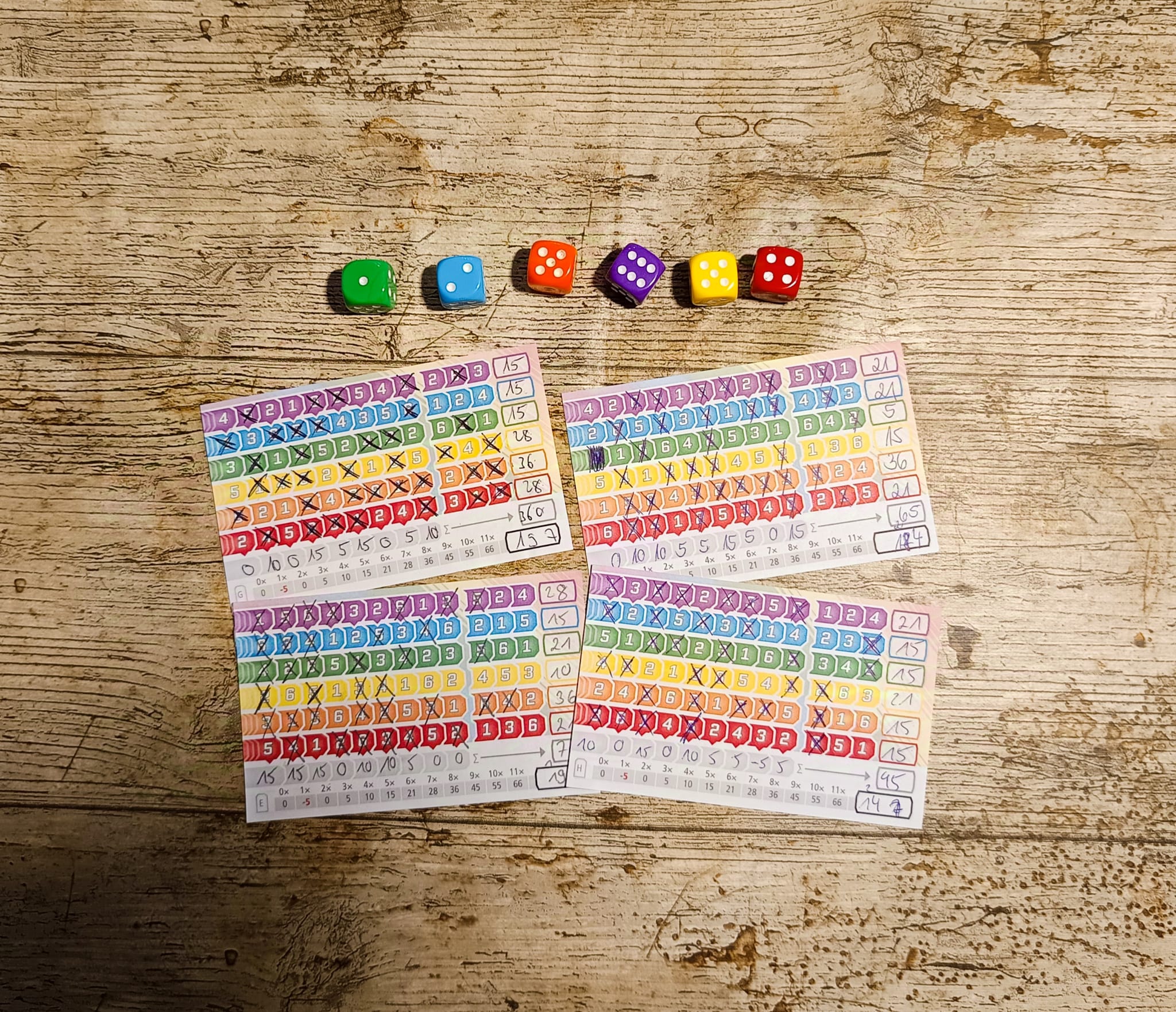 Es gibt 12 verschiedene Zettel. Bei jedem sind die Zahlen anders angeordnet. 