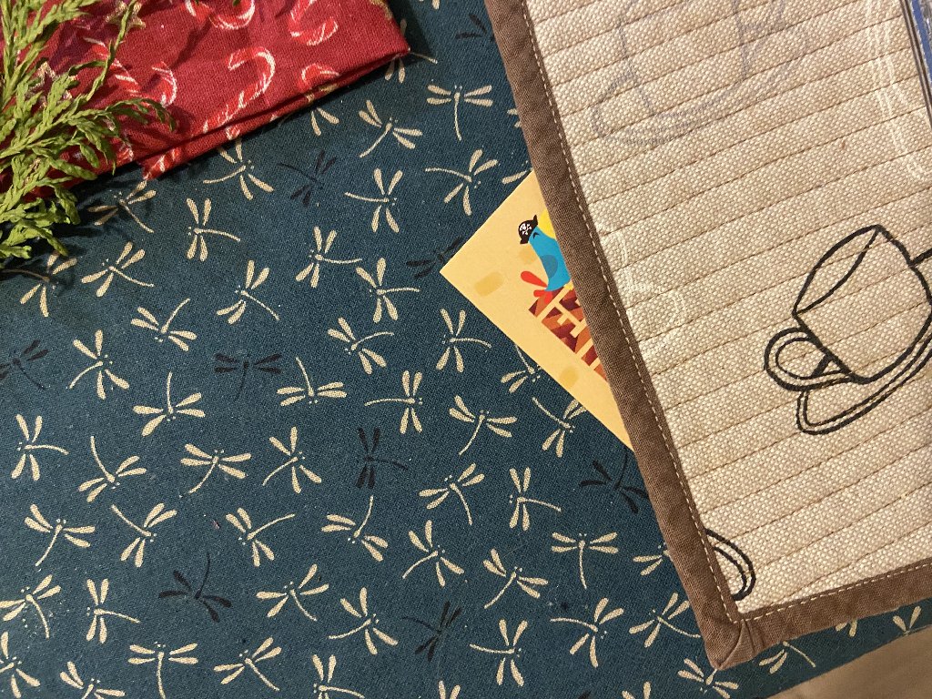 Versteckte Karte unter einem Tisch-Set