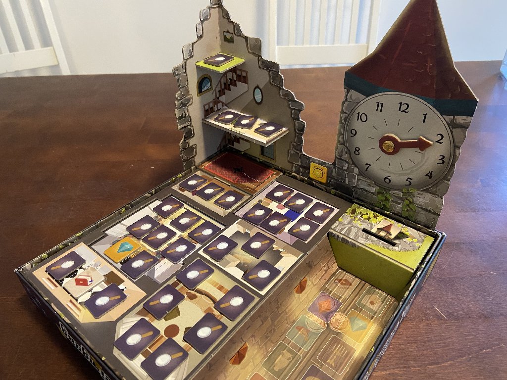 Auf dem Spielplan liegen zahlreiche verdeckte Plättchen