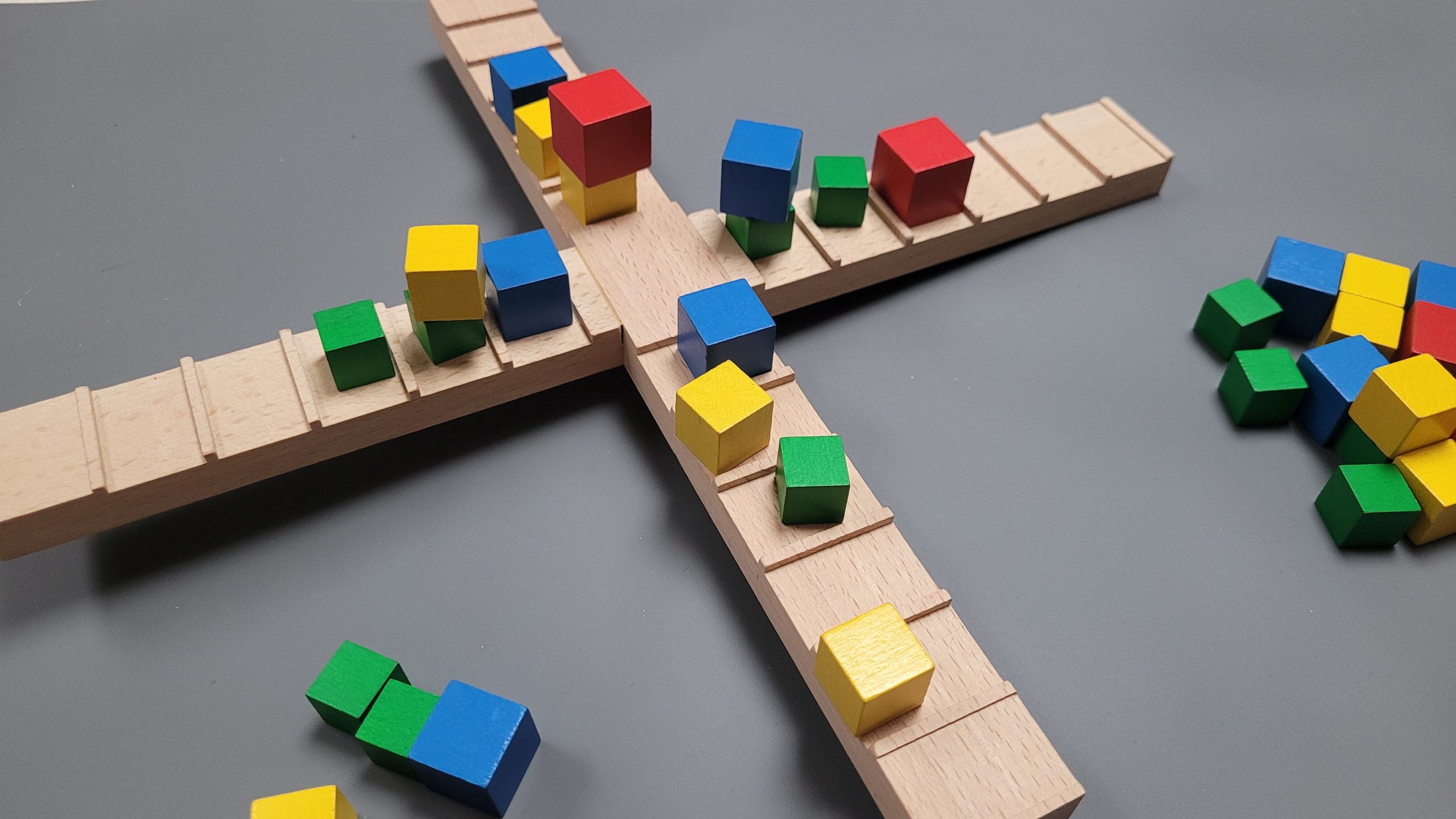 Spielsituation. Viele Holzwürfel sind bereits platziert.