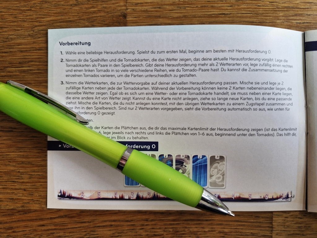 Größenvergleich Kugelschreiber und Spielanleitung