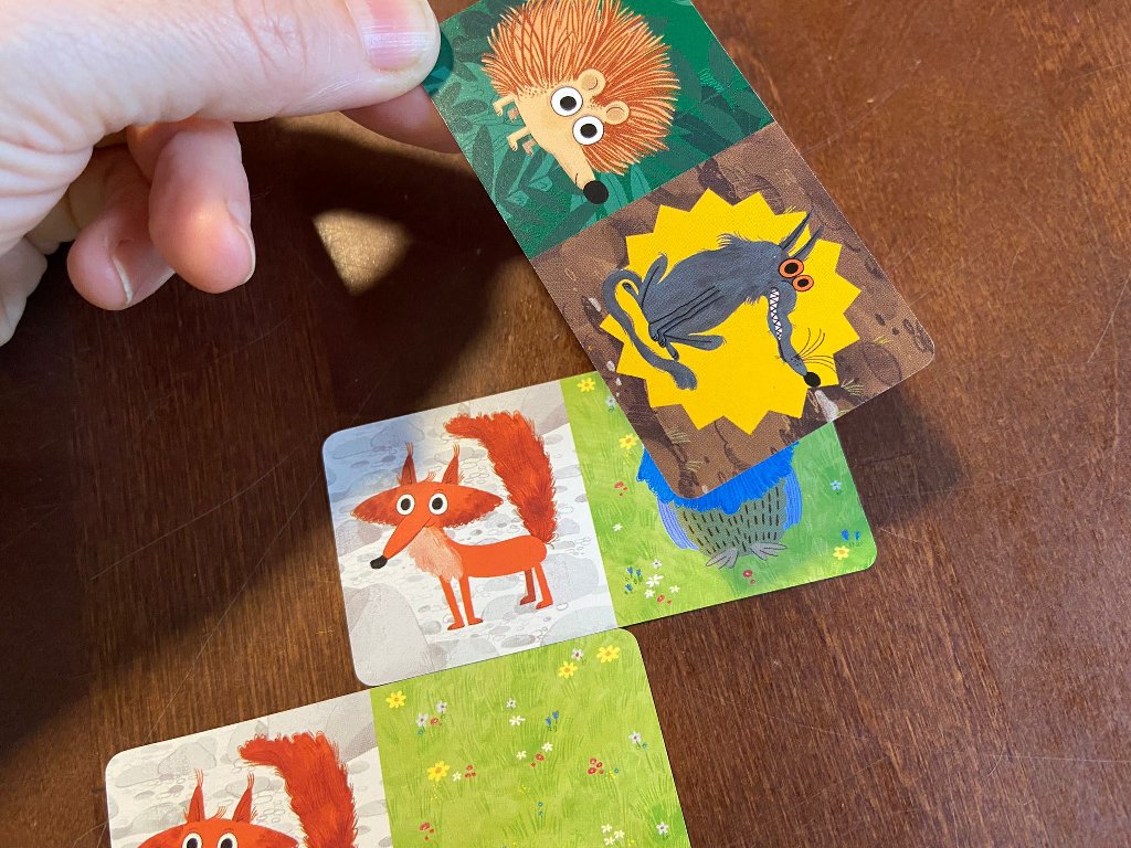 Eine Karte wird mit einer Wolfkarte überdeckt.