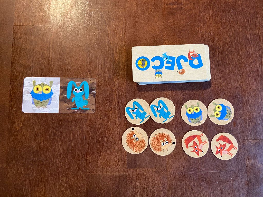 Die Karten liegen als Stapel bereit und die runden Marker für die Tiere.