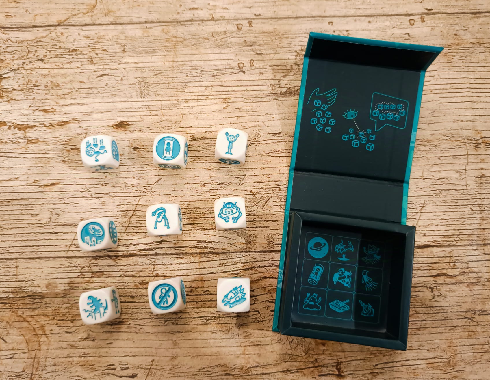 Die 9 Würfel sind in einer magnetischen Klappbox und sind für Reisen bestens geeignet. 