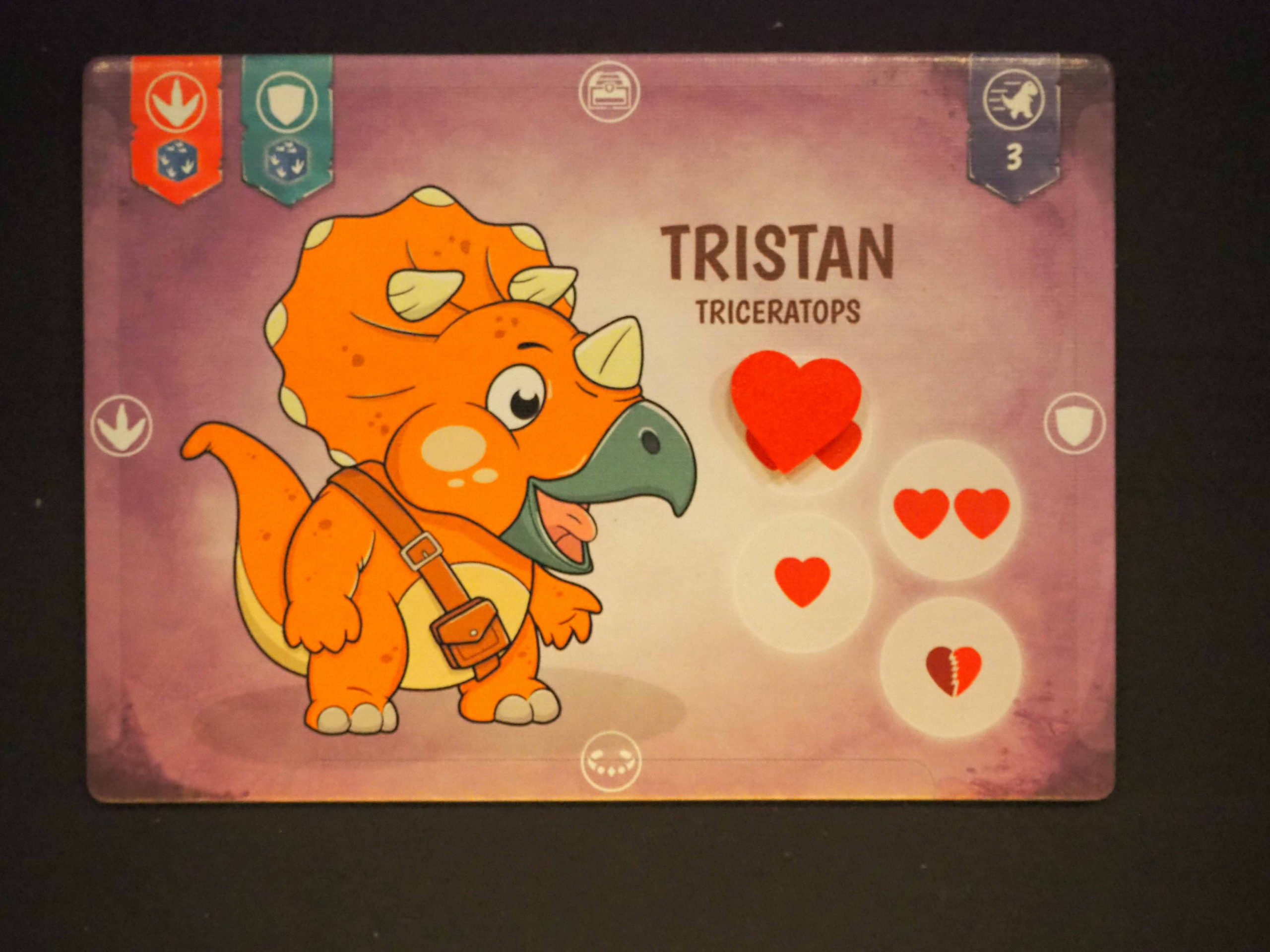 Rechteckiges Charaktertableau mit Dino auf der linken Seite und Herzen auf der rechten. Hintergrund ist rosa.