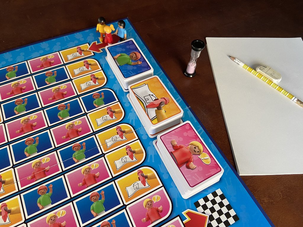 Spielbrett, Karten und Figuren