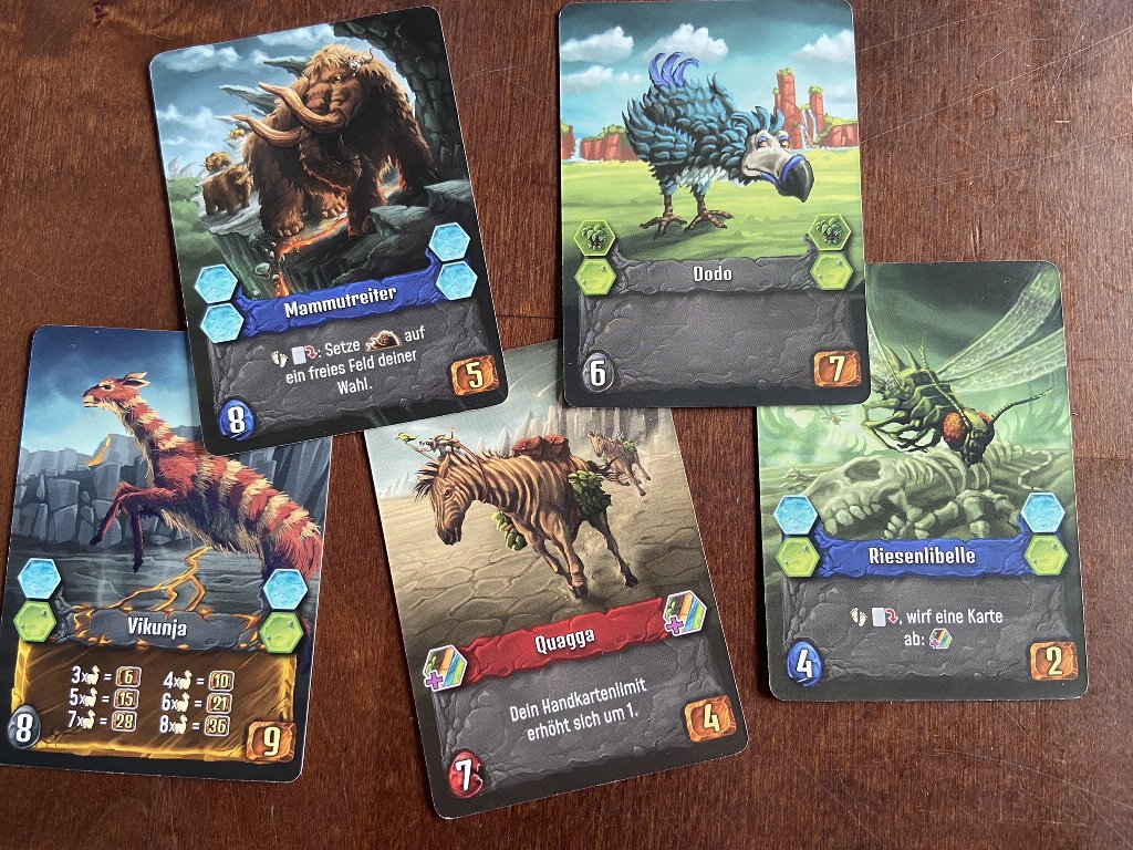Zu sehen sind verschiedene Karten mit Urzeit-Tieren.