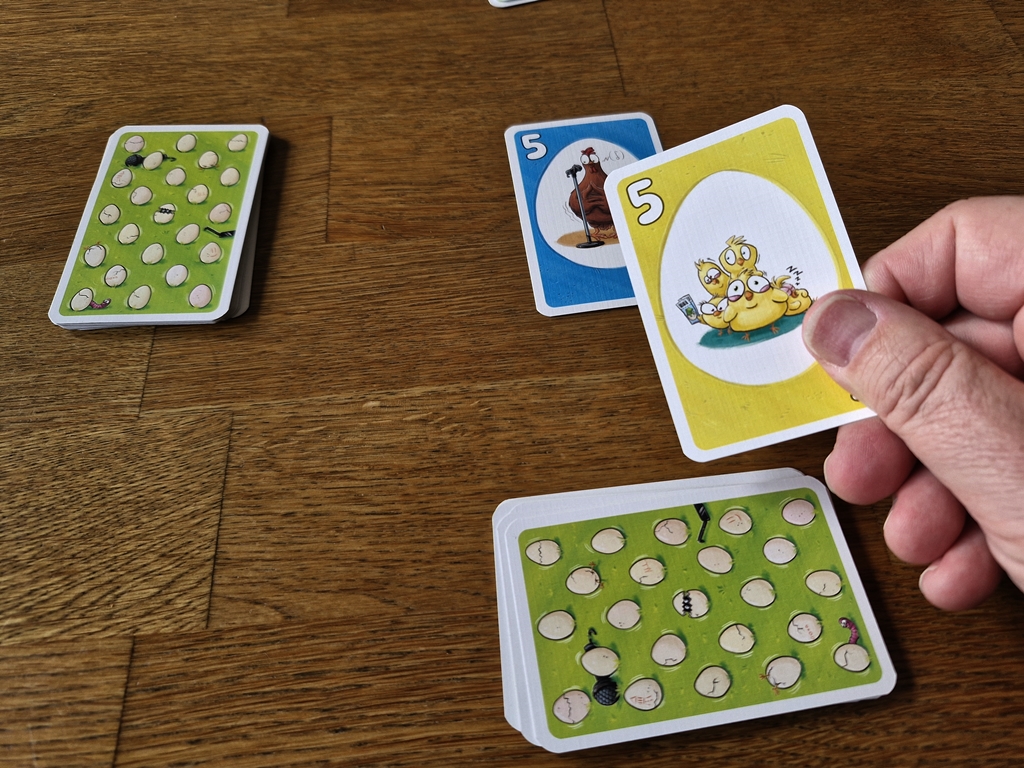 Eine Karte wird aufgedeckt um mit der ausliegenden Karte verglichen