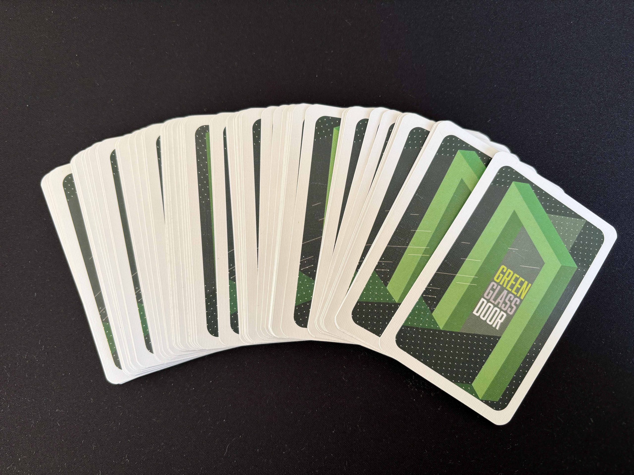 Aufgefächerter Kartenstapel auf schwarzem Hintergrund.