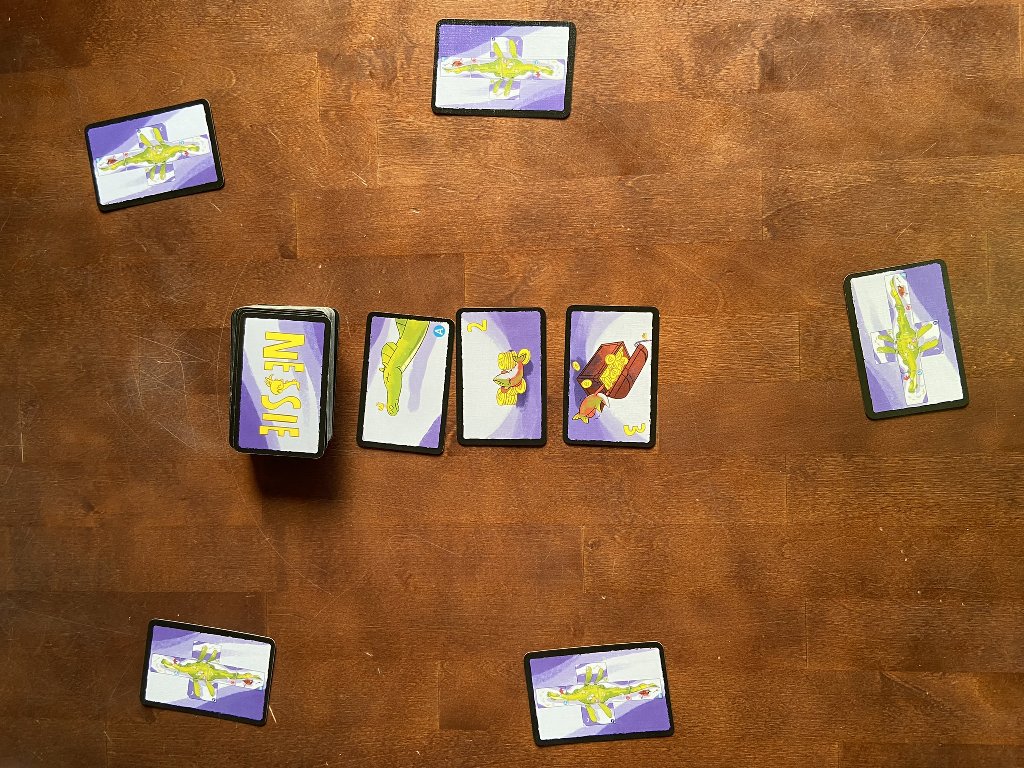 Blick auf den Spieltisch. Vom Kartenstapel wurden bereits drei Karten aufgedeckt.