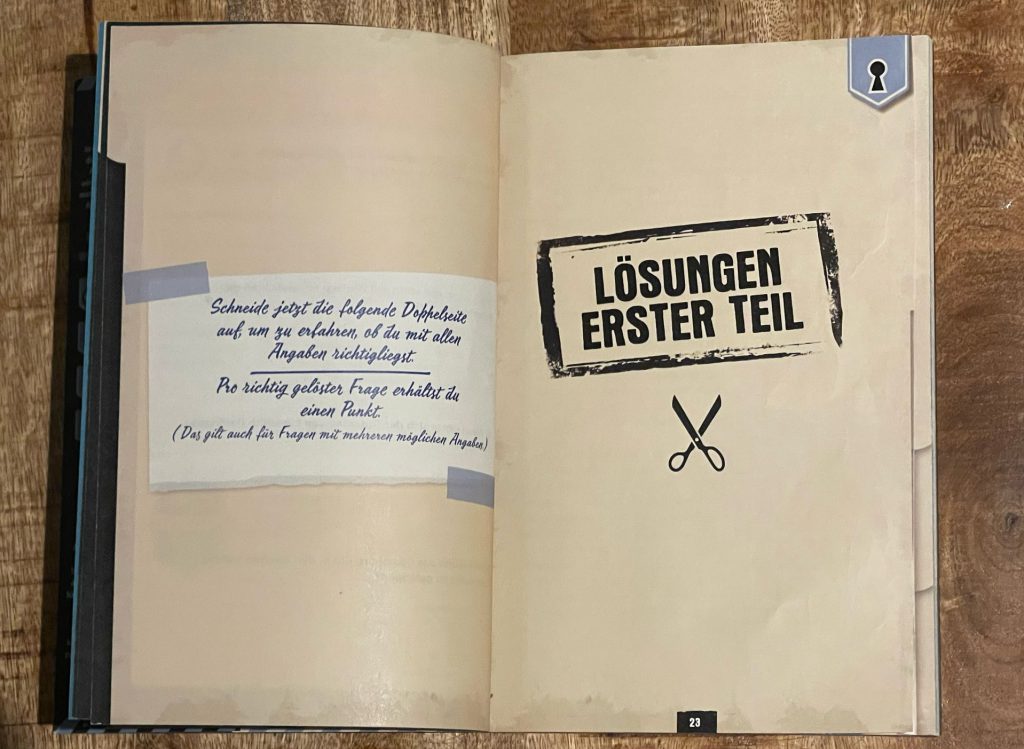 Auf dem Bild ist ein Einblick in das Rätselbuch zu sehen. Auf dem Bild sieht man, dass der Lösungsteil zugeklebt ist.