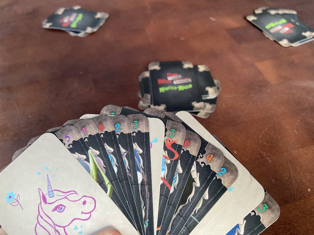 Blick in die Handkarten eines MItspielenden.