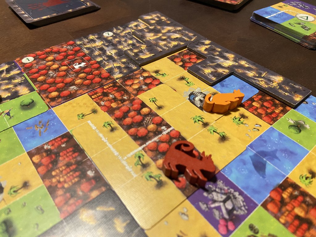 Spielplan mit zwei Katzenfiguren