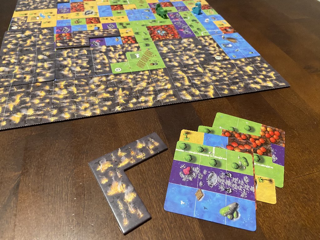 Nahaufnahme mit 4 Spielkarten und einem Feuerplättchen