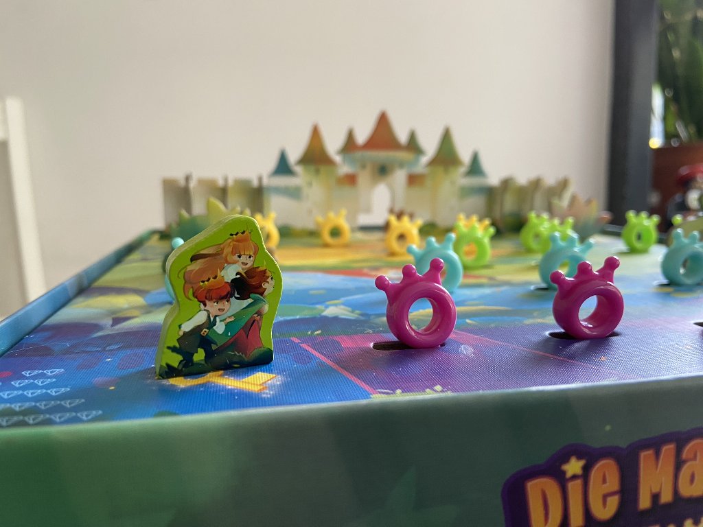 Blick auf die Spieloberfläche im Vordergrund ist die Spielfigur zu sehen.