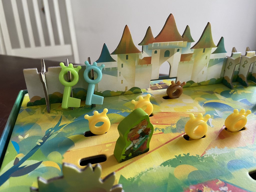 Am Schloss hängen bereits zwei Schlüssel.