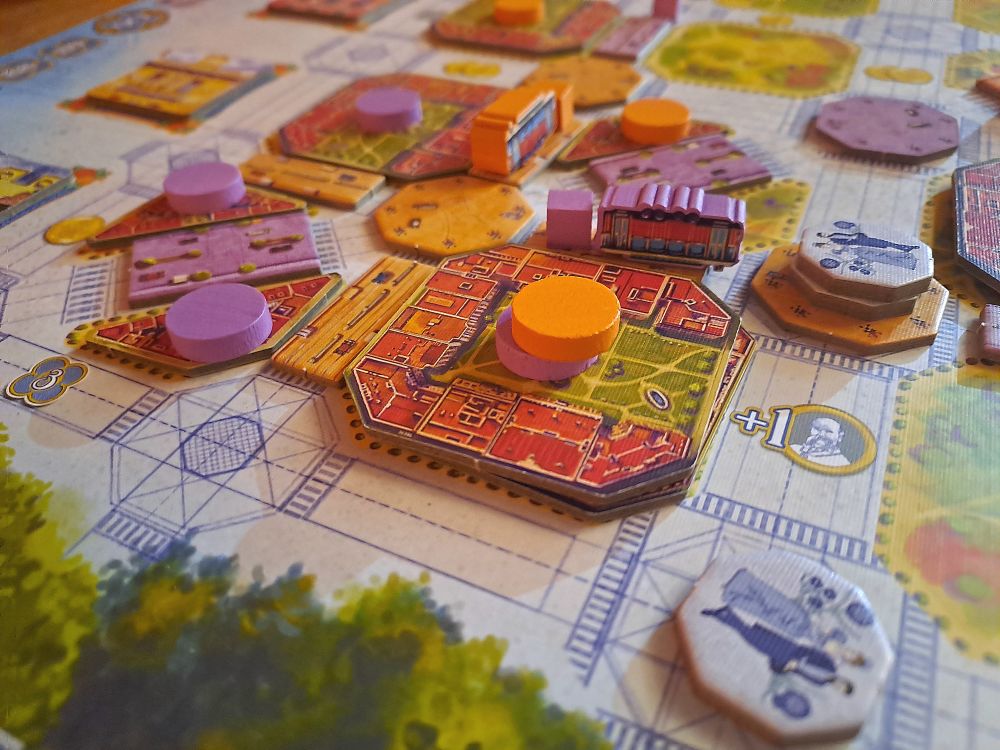 Blick auf den Spielplan. Es wurde bereits einiges gebaut.