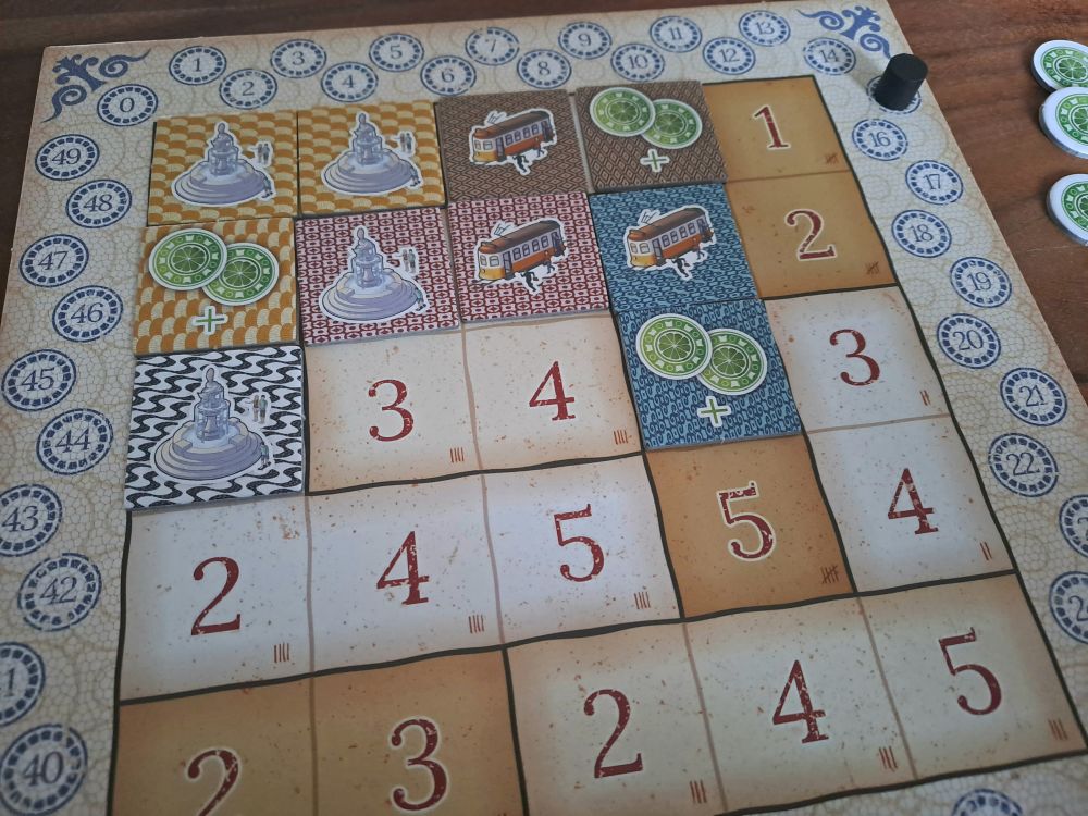 Blick auf ein Spieltableau. Erste Bezirke sind bereits fertig gestellt.