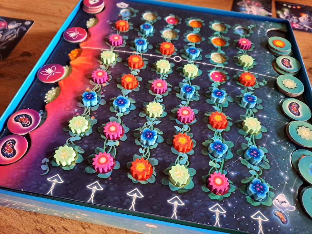 Zu sehen ist das Spielfeld, welches bereits mit sehr vielen Blumen bepflanzt wurde.