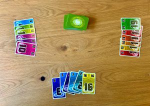 Die Karten werden normalerweise verdeckt ausgeteilt