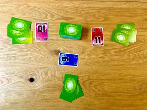 Ein Beispiel für einen Stich: sollte die Elf in der nächsten Runde noch ausliegen, darf sie auf den Ablagestapel