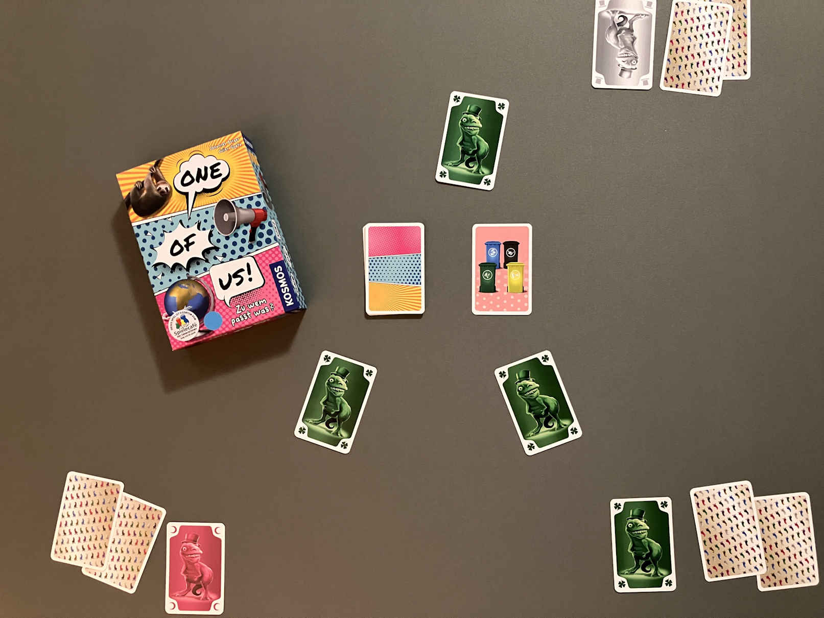 Spielszene, der Spielaufbau für 3 Personen, ein Stapel in der Mitte