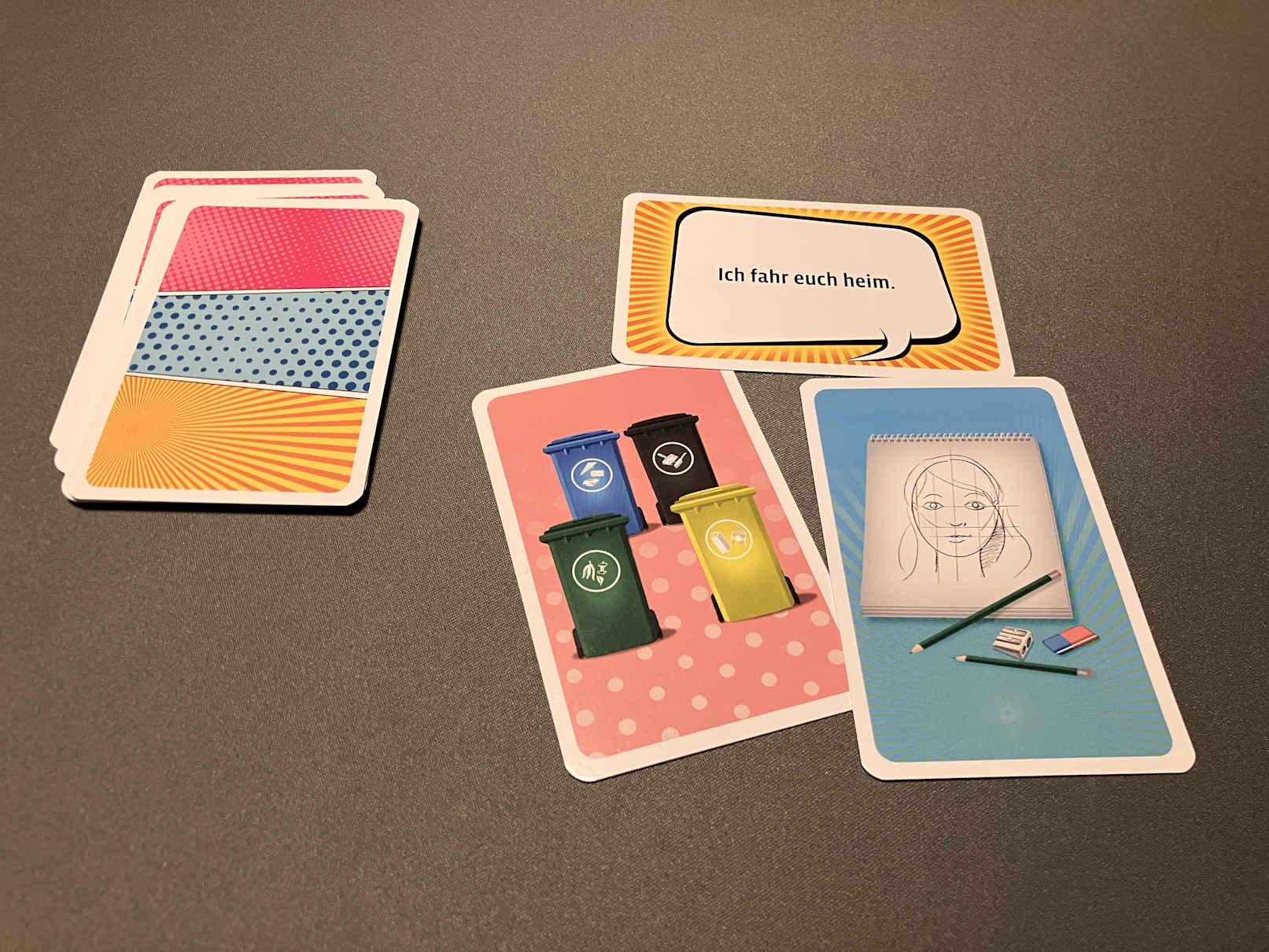 Spielszene - 3 Karten liegen offen aus.