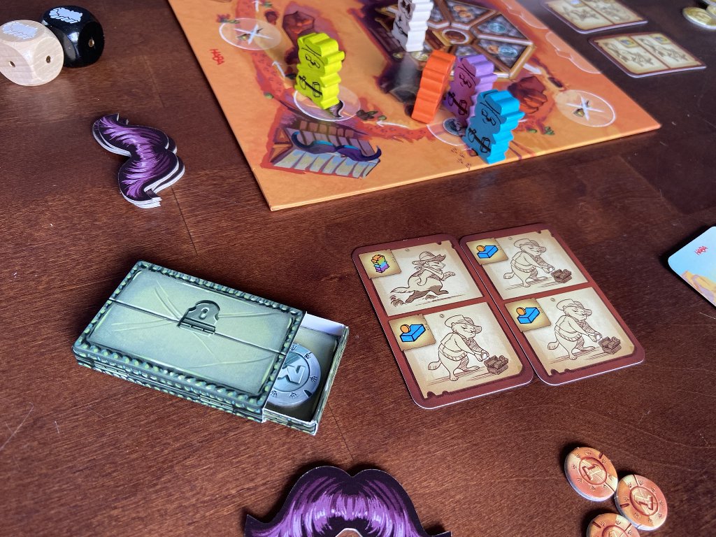 Eine kleine Schachtel mit Schublade dient als Spardose