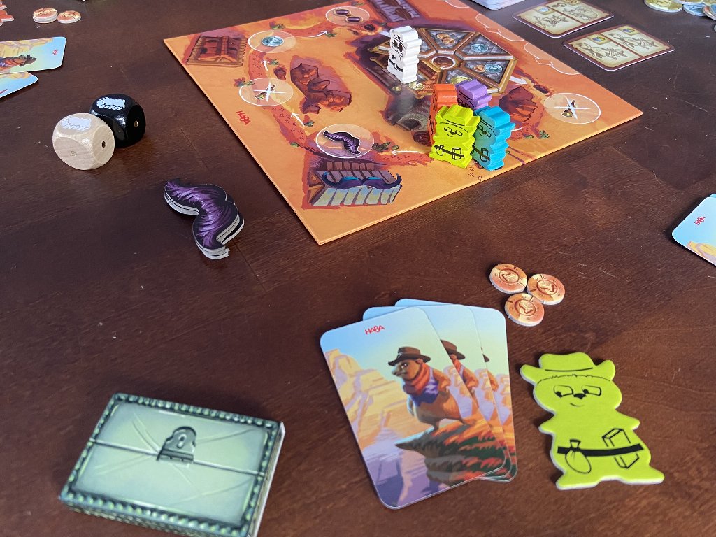 Spielbrett, Figuren und Karten sind vorbereitet für den Start einer Partie