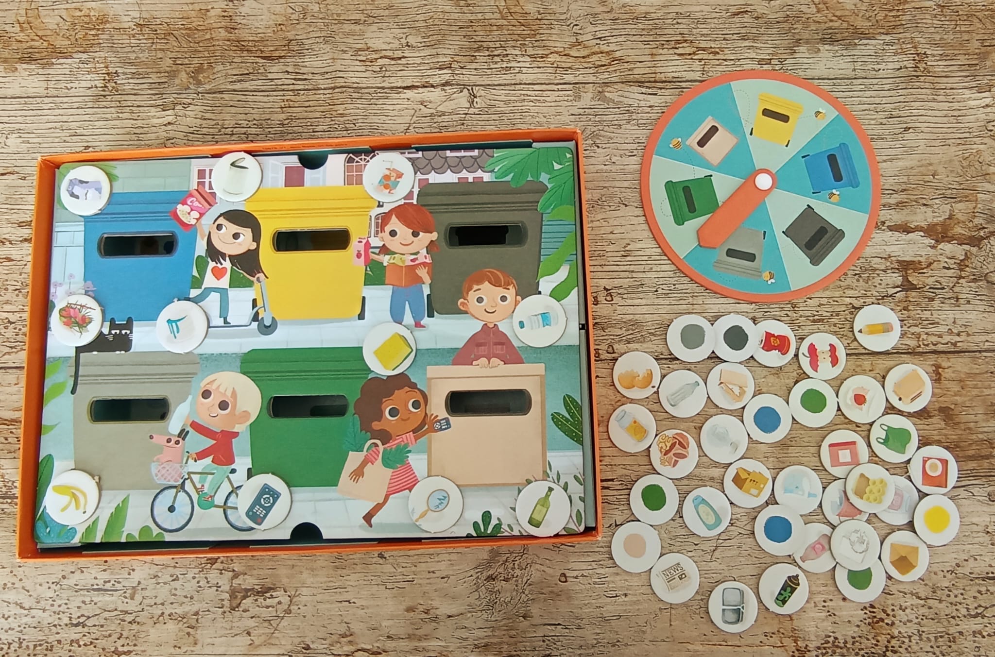 Der Schachtelboden wird zum Spielbrett. 