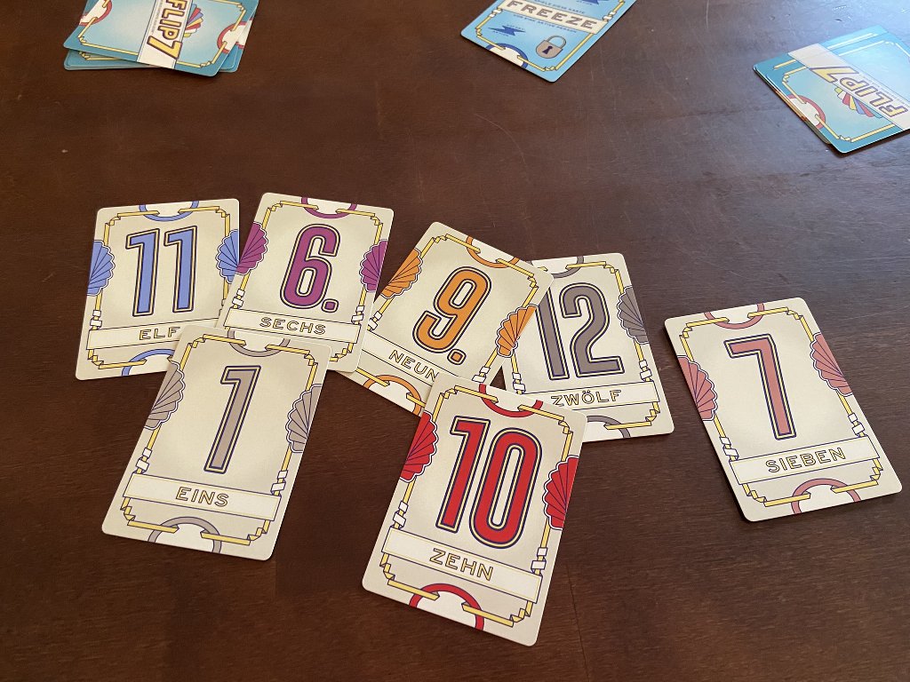 Eine Auslage mit 7 verschiedenen Zahlenkarten