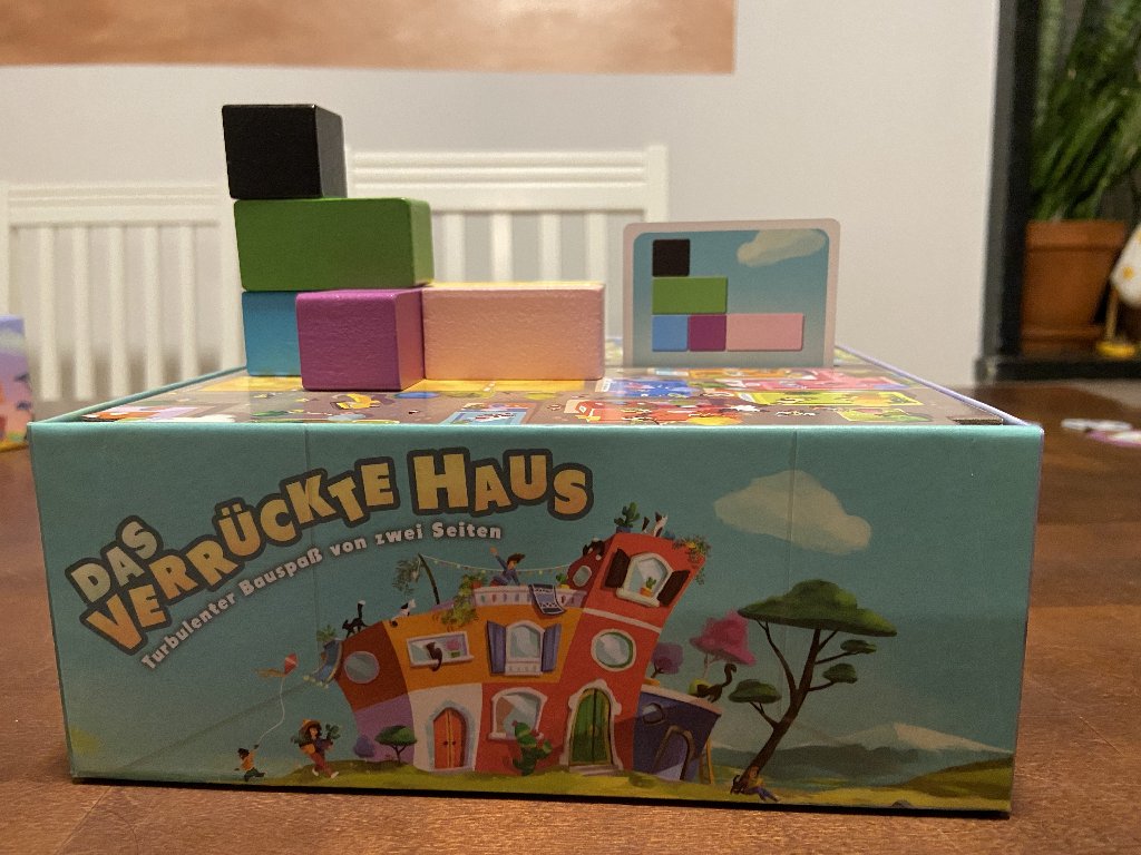 Das Motiv einer Karte wurde auf dem Spielbrett nachgebaut.