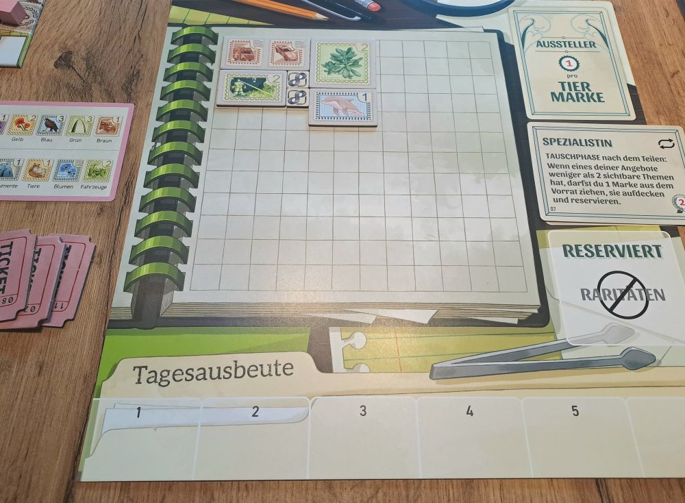 Zu sehen ist ein Album, in das bereits ein paar Marken eingeordnet wurden.